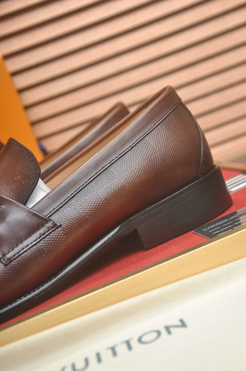 Men's men's shoes 💰540💶 [LV] (original single cowhide lining) 🍀LV's latest genuine leather business suit shoes are launched simultaneously on the official website. The first-layer cowhide imported from Italy is made of heavy gold, 💥official website 1:1 rubber outsole. Versatile to wear, high-end without losing class, and the color combination is extraordinary. This four-season style is alluring when worn on your feet, showing off your big-name flair. Standard code 39-45 (45 customized)